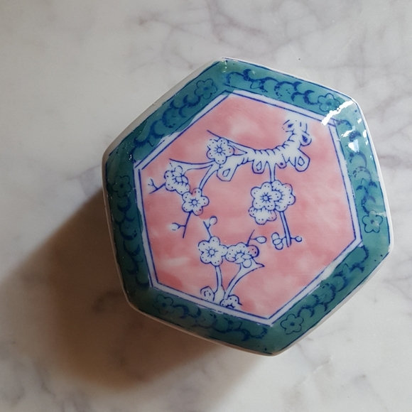 Adorable vintage porcelain dish with lid - Picture 4 of 6